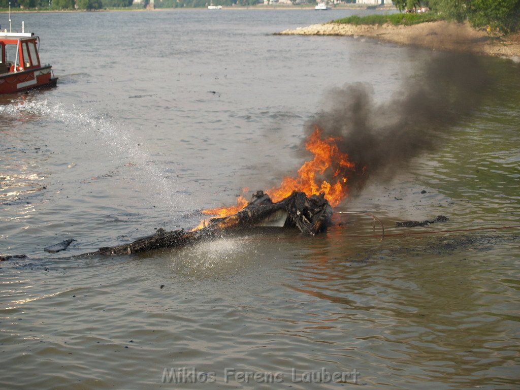 Kleine Yacht abgebrannt Koeln Hoehe Zoobruecke Rheinpark P154.JPG
